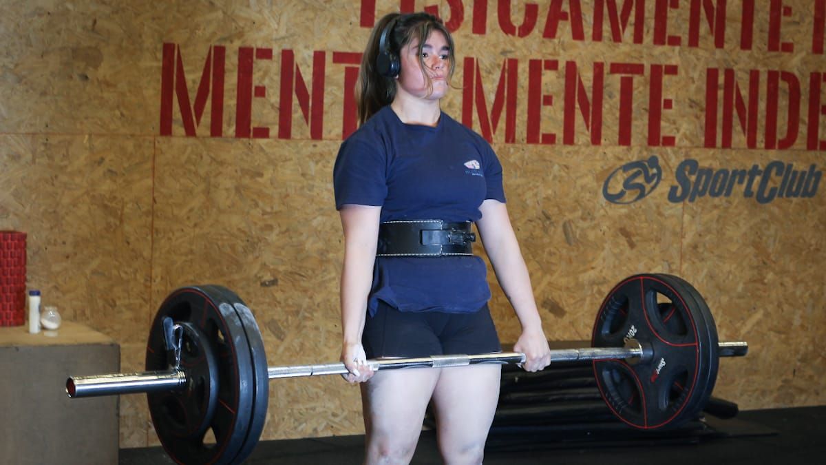 Modalidad Peso Muerto. Aquí se debe levantar la pesa que está sobre el piso, y con los brazos extendidos, llegar a erguir el torso. Es una de las tres formas de competencia del Powerlifting. Modalidad Peso Muerto. Aquí se debe levantar la pesa que está sobre el piso, y con los brazos extendidos, llegar a erguir el torso. Es una de las tres formas de competencia del Powerlifting.