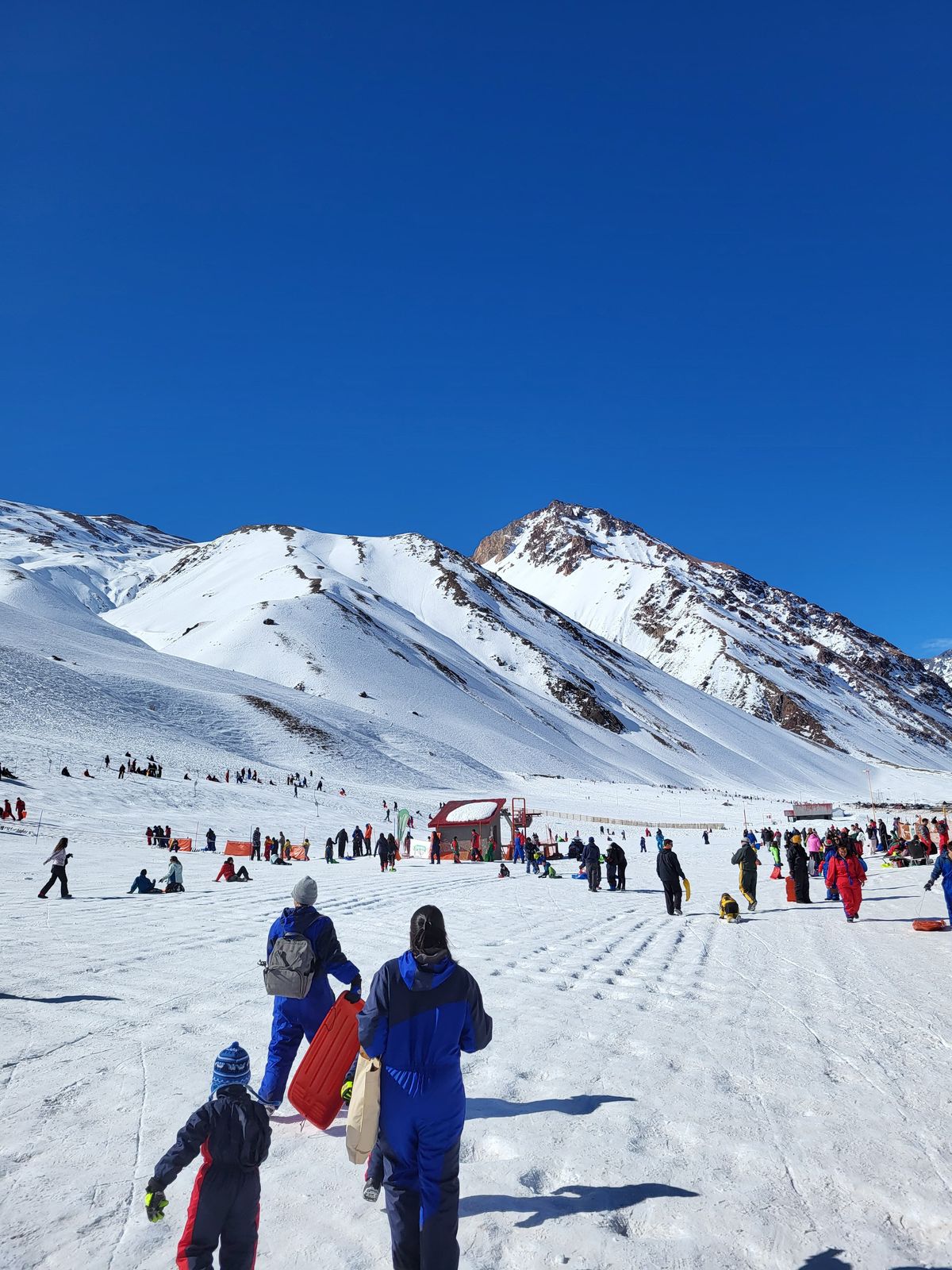 Penitentes Park cuenta con actividades para todas las edades e inquietudes relacionadas con la nieve: desde clases de esquí, pasando por deslizamiento en trineo, hasta una pista de patinaje sobre hielo. Penitentes Park cuenta con actividades para todas las edades e inquietudes relacionadas con la nieve: desde clases de esquí, pasando por deslizamiento en trineo, hasta una pista de patinaje sobre hielo.