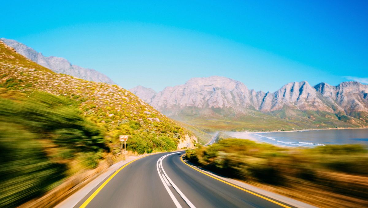 La imagen retrata las lineas amarillas en la ruta La imagen retrata las lineas amarillas en la ruta