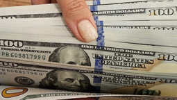 El dólar cortó la tendencia alcista y bajó $15, igual que el mayorista. El dólar blue sumó $10.