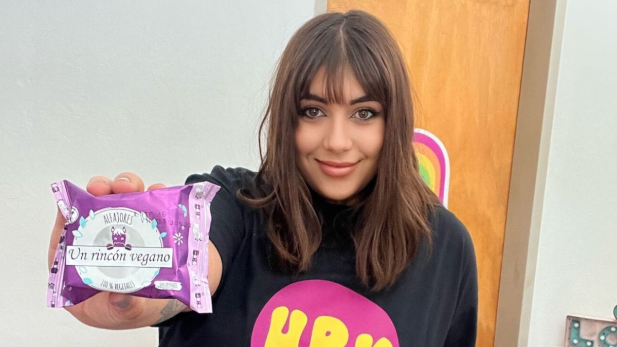 Lucía Mariño, la joven que con solo 19 años creó el primer alfajor vegano del país.