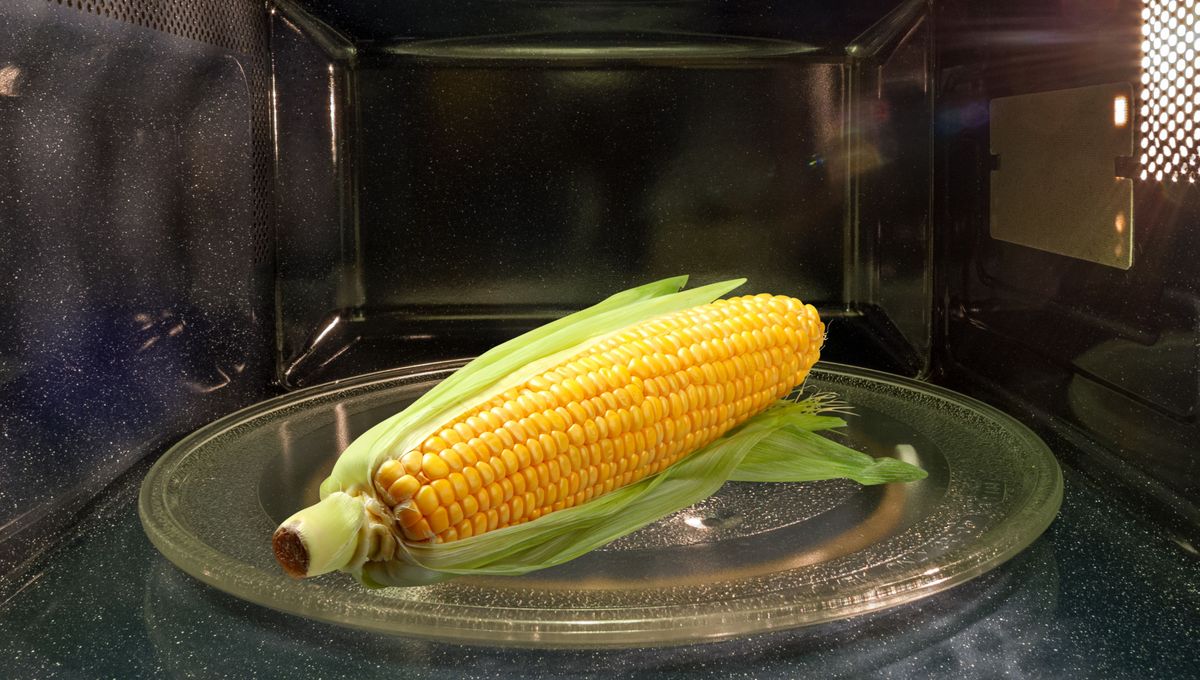 Con este truco de cocina puedes pelar varios choclos al mismo tiempo. Con este truco de cocina puedes pelar varios choclos al mismo tiempo.