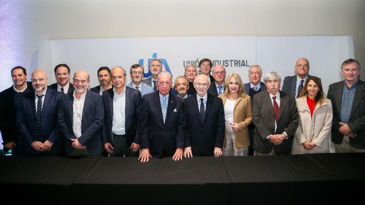 Los nuevos dirigentes de la Unión Industrial Argentina que seguirá comandando Daniel Funes de Rioja. 