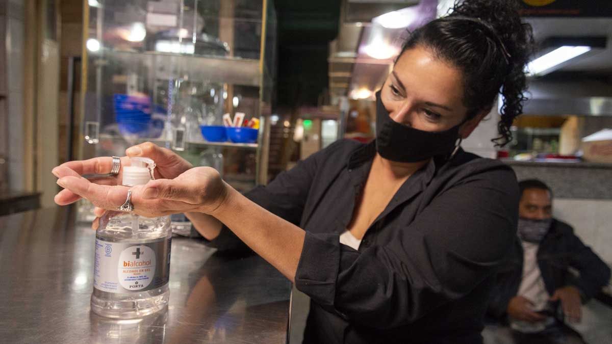 Por el aumento de casos de coronavirus en Mendoza, los bares y restoranes sólo pueden atender con las mesas afuera.