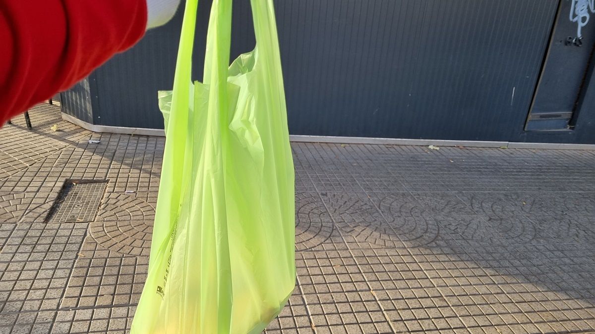 Las sucursales de la Ciudad de Mendoza del supermercado Átomo vende a a sus clientes bolsas de plásticos. Las sucursales de la Ciudad de Mendoza del supermercado Átomo vende a a sus clientes bolsas de plásticos.