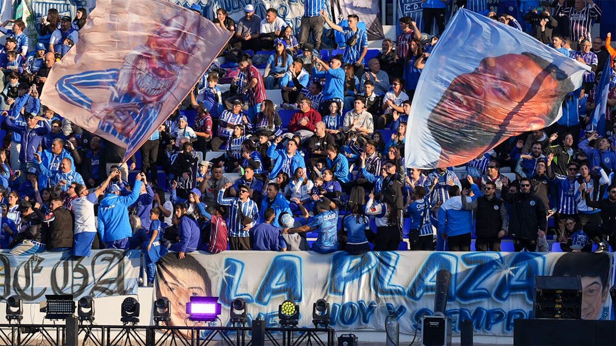 Los hinchas Godoy Cruz portan una bandera del recordado Morro García en el Gambarte.