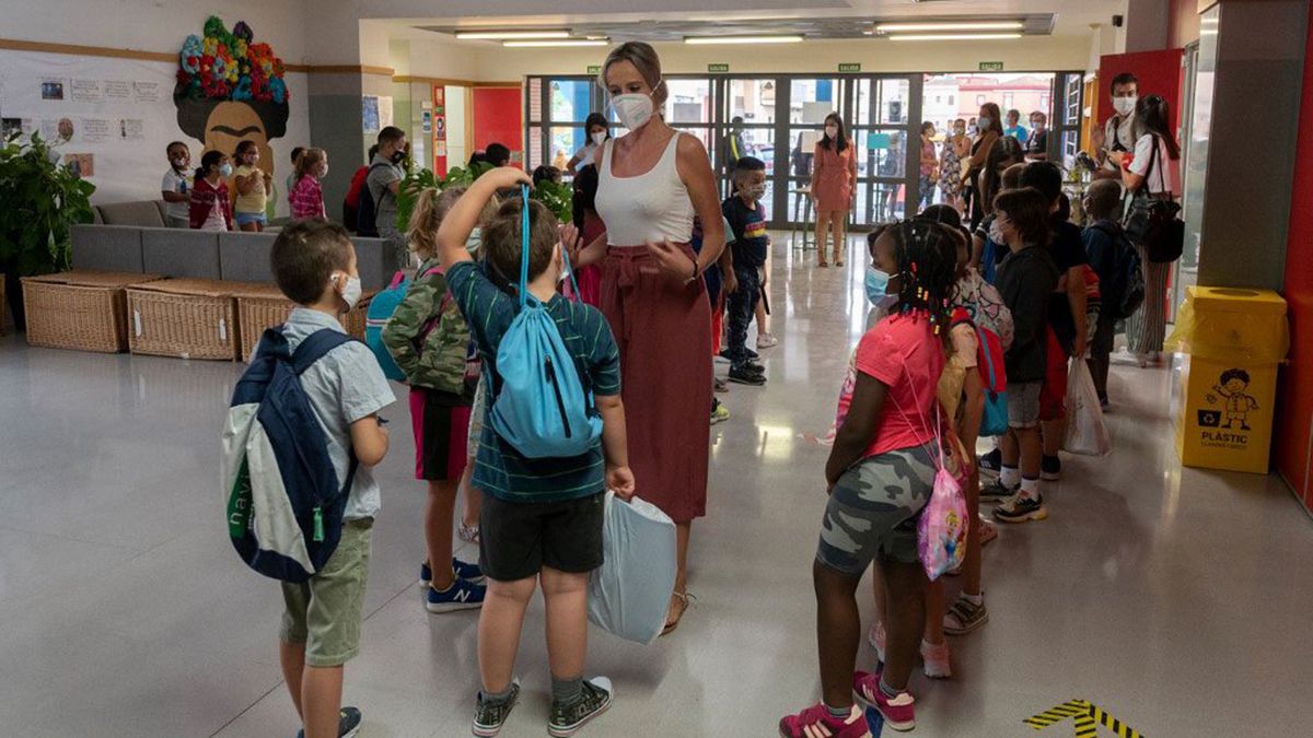 España vuelve a clases en medio de dudas y planteos de docentes y padres