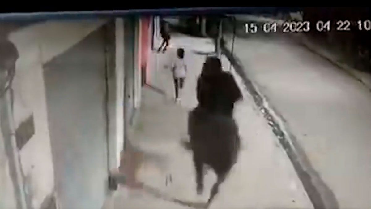 El delincuente a caballo persigue a un grupo de personas que se dirigían a trabajar.