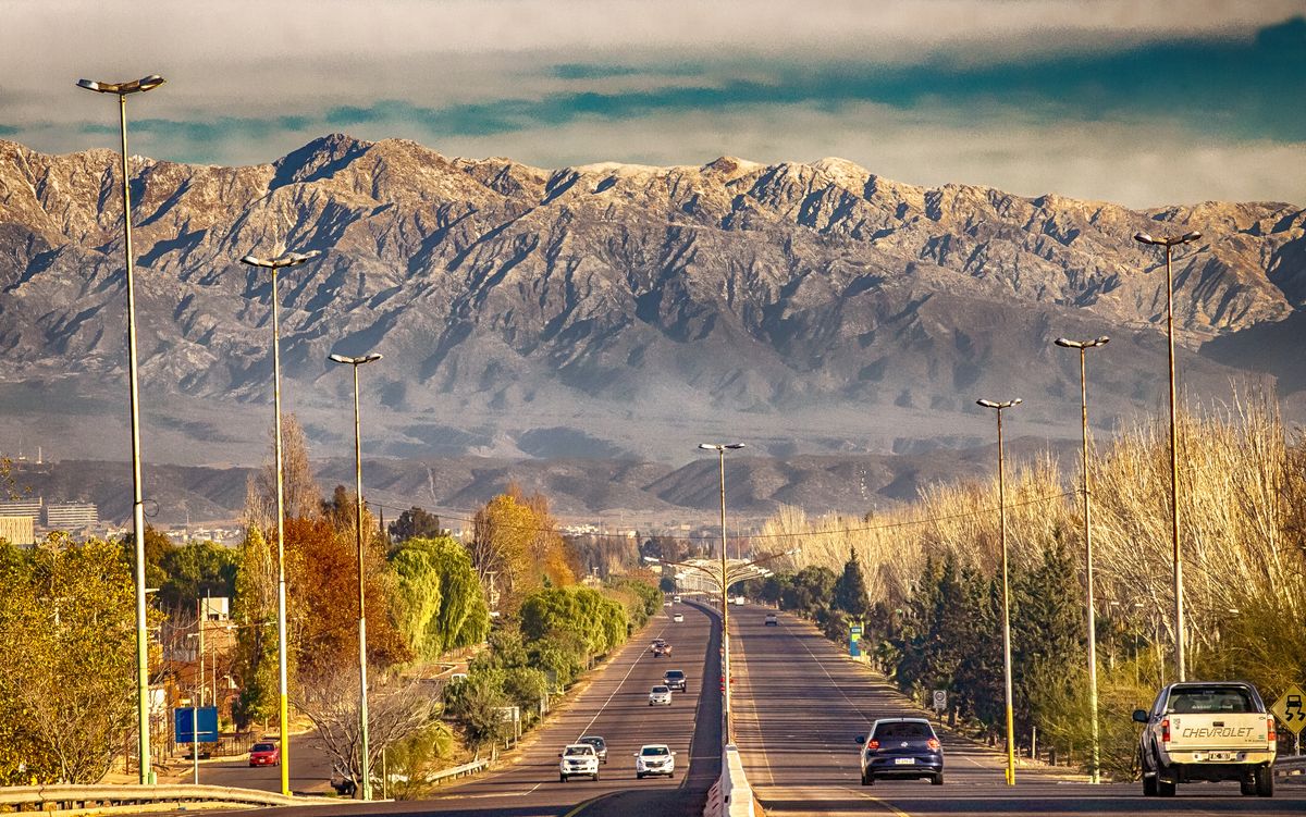 Una vista panorámica de Luján de Cuyo con la montaña y sus picos nevados de fondo. Una vista panorámica de Luján de Cuyo con la montaña y sus picos nevados de fondo.
