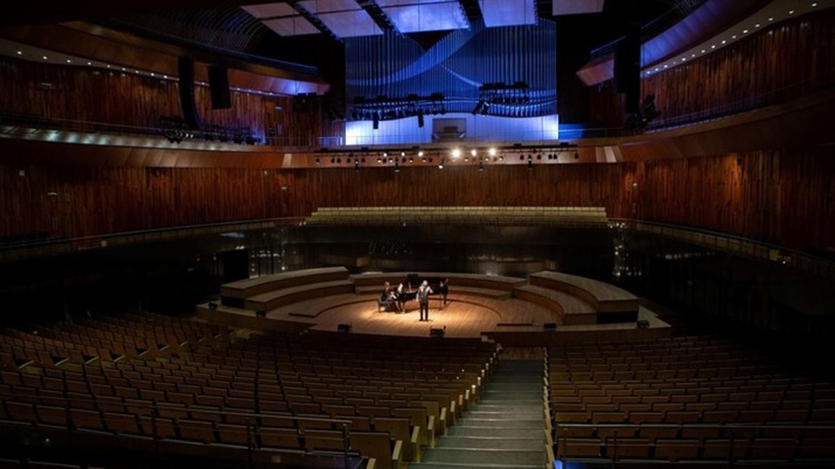 Fue descubierto grabando a un grupo de niñas en un camarín, y al sufrir una crisis nerviosa, murió al tirarse del segundo piso.