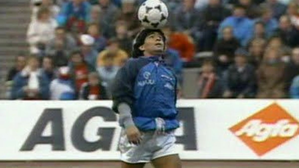 Maradona protagonizó la entrada en calor más icónica de la historia.