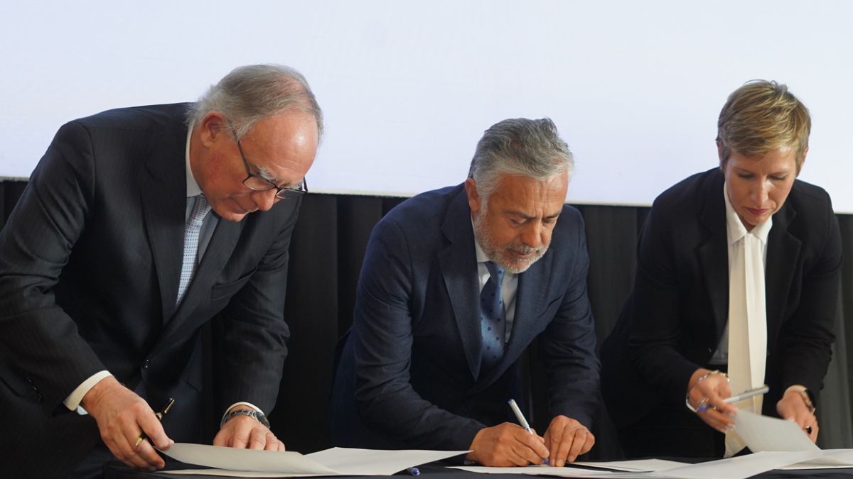 Luis Lucero, Alfredo Cornejo y Jimena Latorre, en la firma de un convenio para el impulso de la minería en Mendoza.
