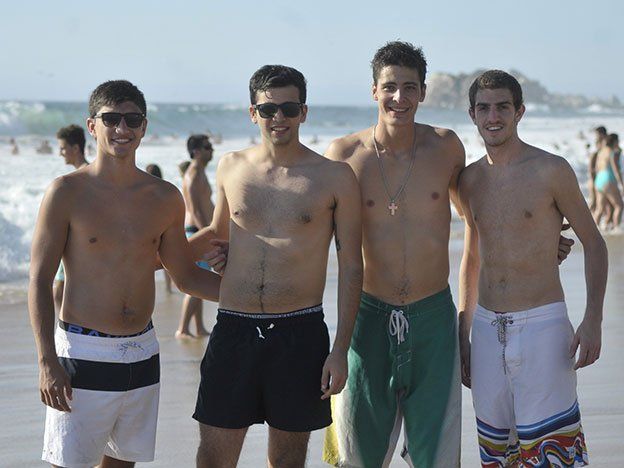 Arena, sol y cuerpos bronceados