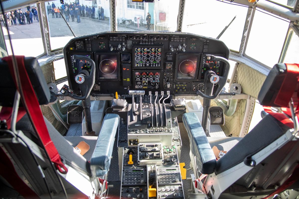 La cabina del renovado avión Hércules TC-69 que presentó Luis Petri. La cabina del renovado avión Hércules TC-69 que presentó Luis Petri.