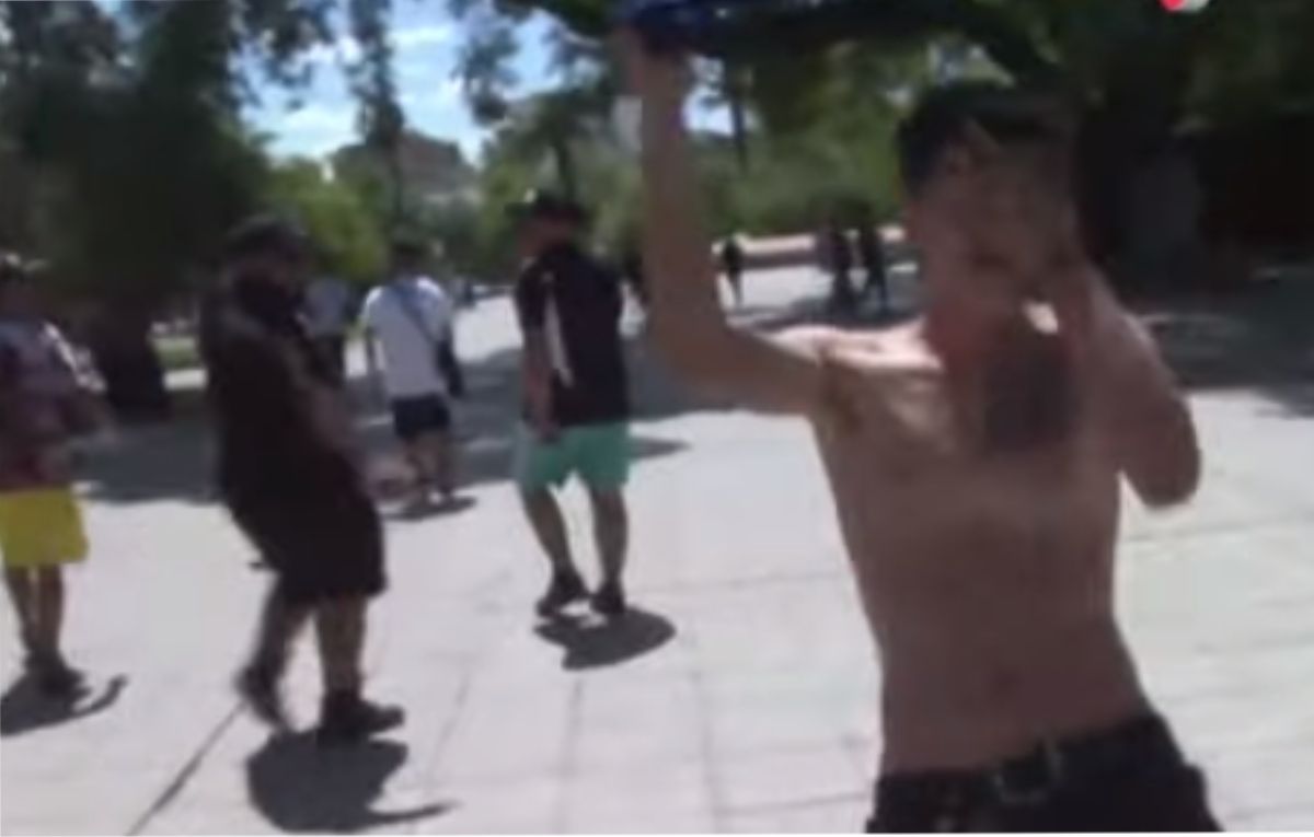 Los hinchas de Colo Colo fueron detenidos por la agresión al equipo de Canal 7 y se les secuentraron armas blancas.