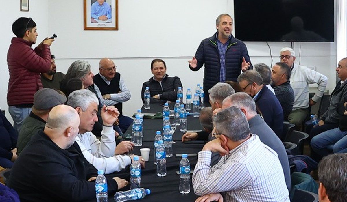 Roberto Righi y Matías Stevanato liderando un encuentro peronista juntos días después de las elecciones 2023 en Mendoza. Roberto Righi y Matías Stevanato liderando un encuentro peronista juntos días después de las elecciones 2023 en Mendoza.