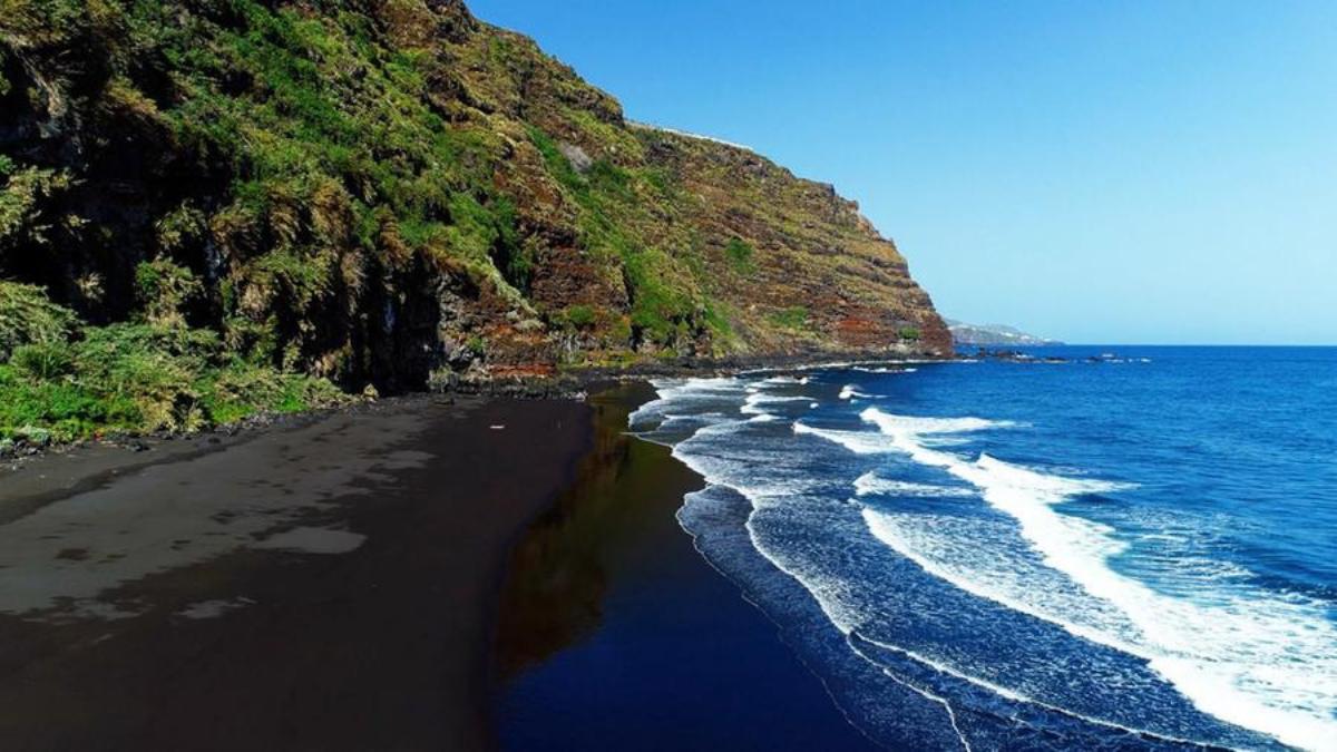 La playa de arena negra de las Islas Canarias que es un verdadero paraíso visual.