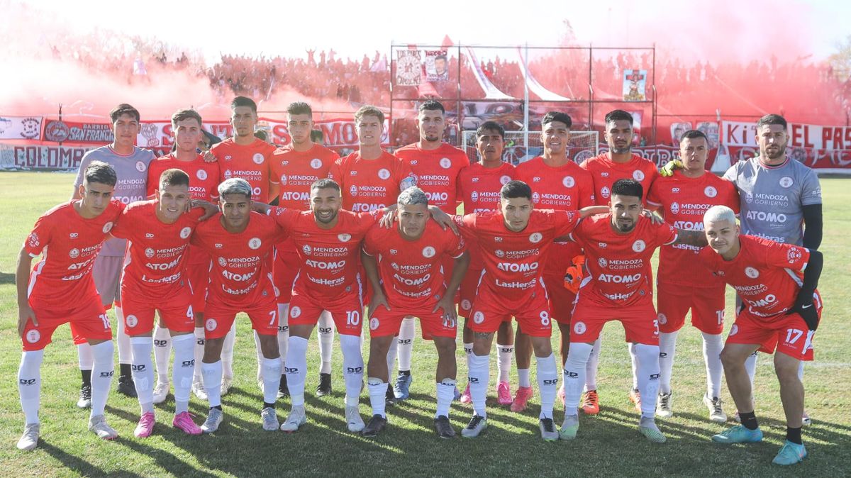 Huracán Las Heras se prepara para jugar ante el Atlético San Martín, en calle Olascoaga. Huracán Las Heras se prepara para jugar ante el Atlético San Martín, en calle Olascoaga.