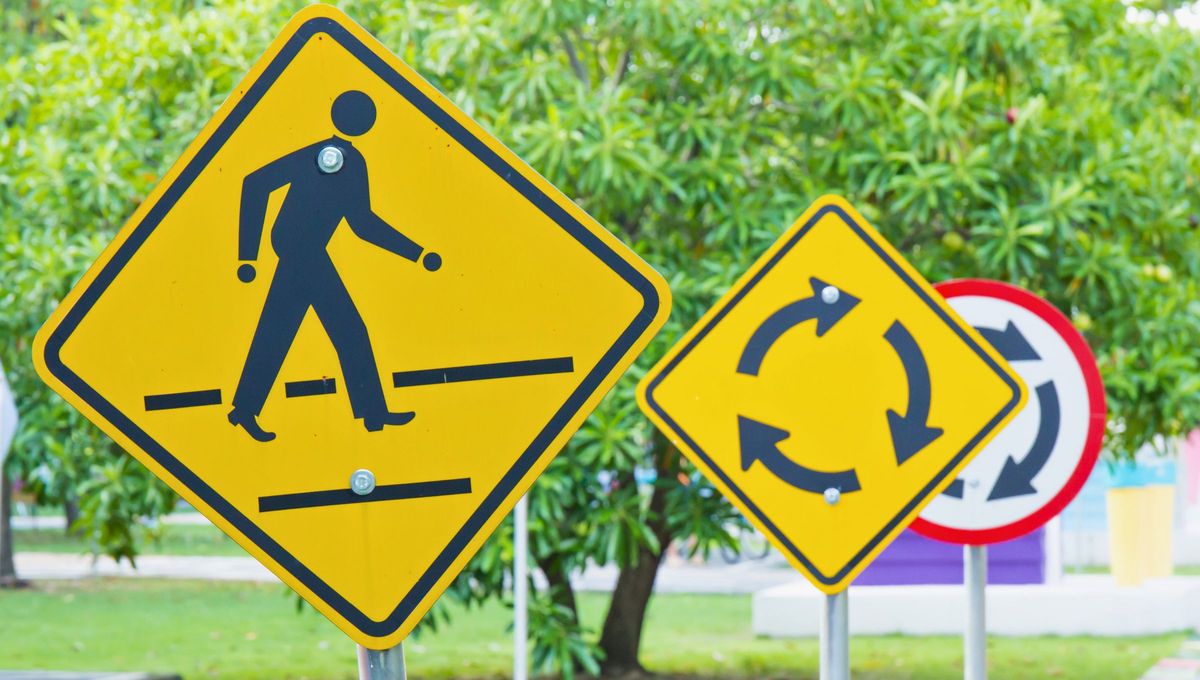 Las señales preventivas se identifican por el color amarillo, con contorno y signo en color negro. Las señales preventivas se identifican por el color amarillo, con contorno y signo en color negro.