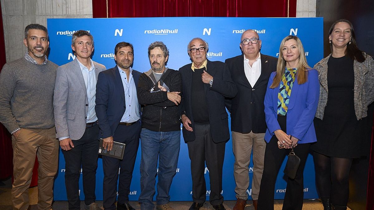 Pablo Goldemberg, Gabriel Ferrari, Gustavo Carrillo, Andrés Gabrielli, Osvaldo Granados, Ricardo Montacuto, Paola Piquer y Daniela Clerici. Radio Nihuil invitó al periodista a celebrar los 20 años de Pablo Goldemberg, Gabriel Ferrari, Gustavo Carrillo, Andrés Gabrielli, Osvaldo Granados, Ricardo Montacuto, Paola Piquer y Daniela Clerici. Radio Nihuil invitó al periodista a celebrar los 20 años de