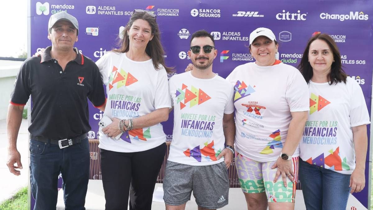 Miguel Chávez del equipo de El Siete junto a la directora de Fundación Grupo América, Gabriela Alé, Lucas Castro figura de El Siete, Erica Gómez, presidenta de Amelie y Belén Moreno, integrante del equipo de Fundación Grupo América.