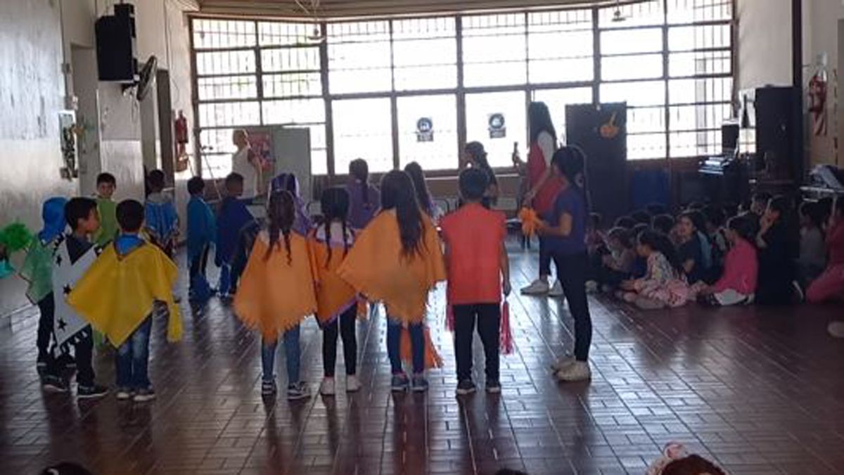 Los niños de la escuela de San Martín a punto de iniciar el acto por el Día del Respeto a la Diversidad Cultural. Foto publicada en Facebook.