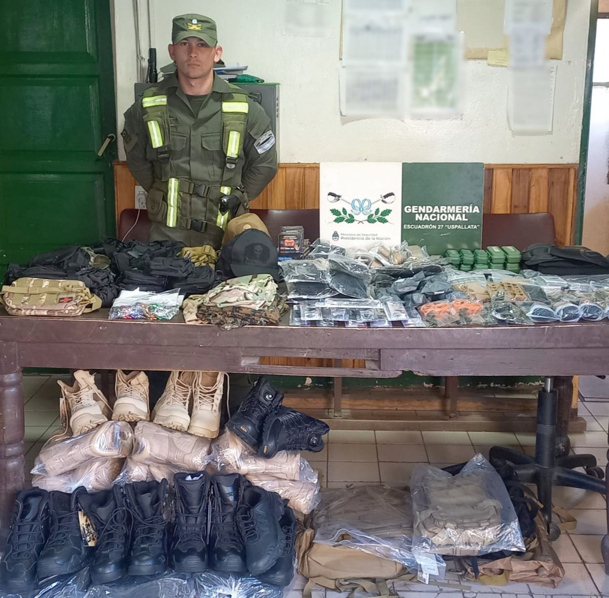 Los funcionarios secuestraron la totalidad de la mercadería por infracción a la ley de “Código Aduanero”. Los funcionarios secuestraron la totalidad de la mercadería por infracción a la ley de “Código Aduanero”.