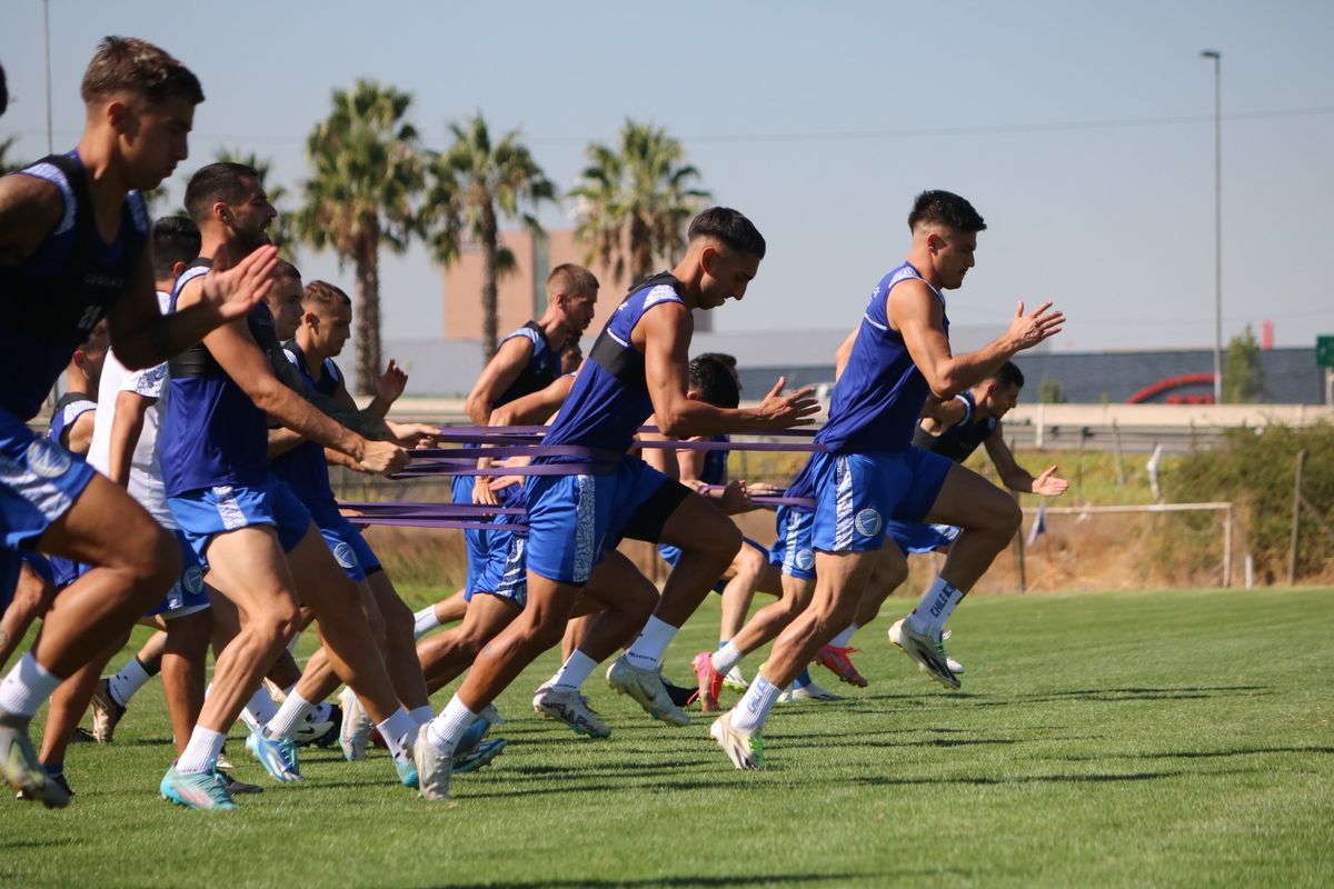 El plantel de Godoy Cruz Antonio Tomba se anticipó al paro aeronáutico y viajó a Chile donde se entrenó este miércoles..