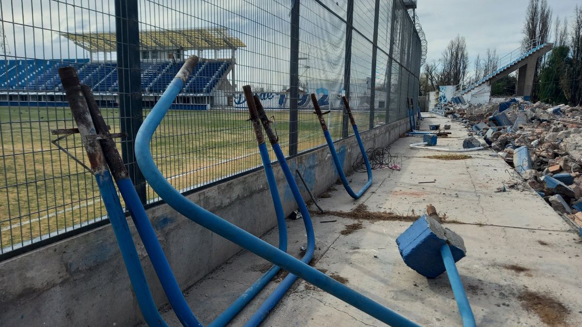 Los hinchas se quieren llevar trozos de cemento del Feliciano Gambarte. No son escombros