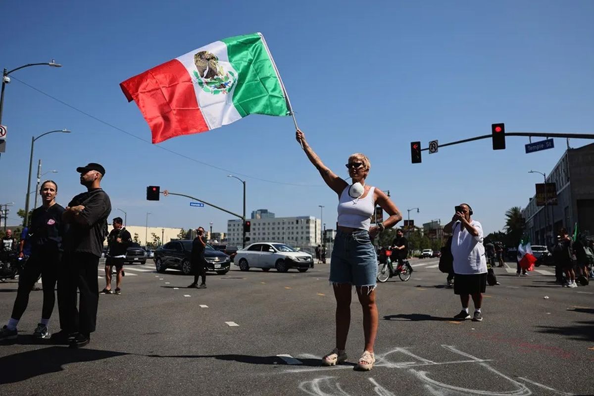Una mujer con una bandera mexicana durante las protestas provocadas por las redadas de inmigración en Los Ángeles, California en Estados Unidos (Archivo). Crédito: EFE/EPA/Allison Dinner. Una mujer con una bandera mexicana durante las protestas provocadas por las redadas de inmigración en Los Ángeles, California en Estados Unidos (Archivo). Crédito: EFE/EPA/Allison Dinner.