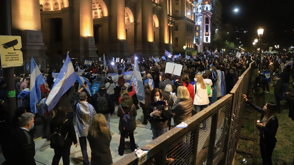 &nbsp;Manifestantes expresaron su respaldo a los jueces desplazados de sus puestos por el Senado.