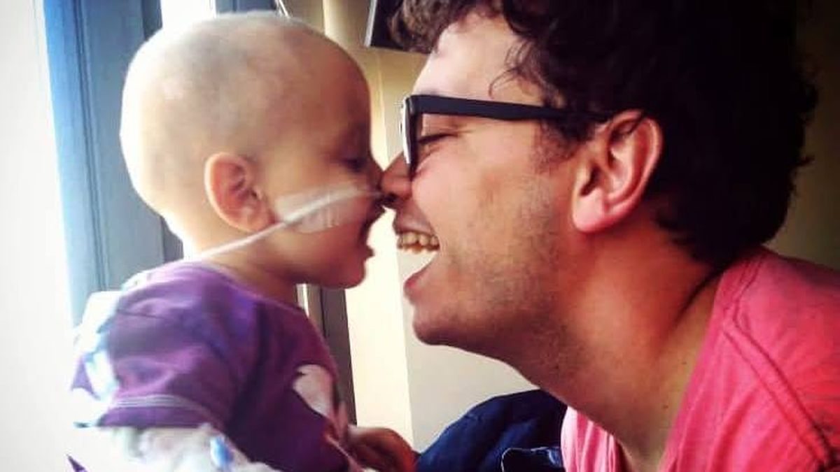 Germán junto a su hijito Felipe en 2020, cuando estaba internado por un cáncer. Hoy se recuperó.