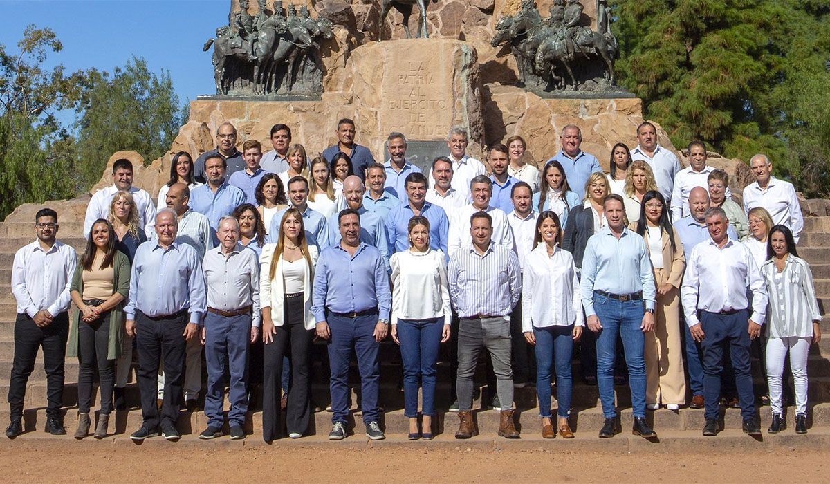 La foto de lanzamiento de La Unión Mendocina con la fórmula Omar De Marchi- Daniel Orozco en el centro.