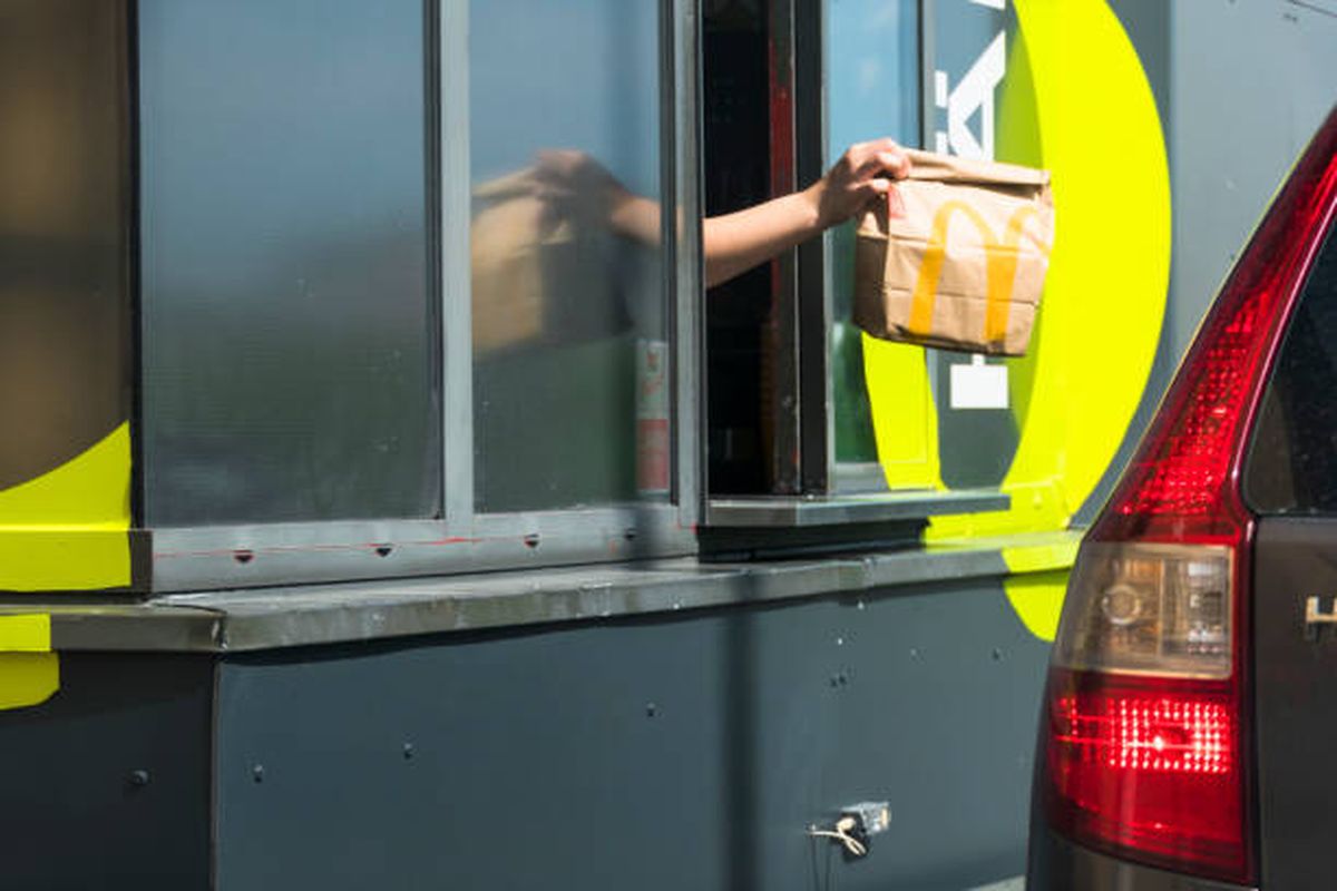 El trabajo en McDonald's tiene un tope máximo de 8 horas diarias. El trabajo en McDonald's tiene un tope máximo de 8 horas diarias.
