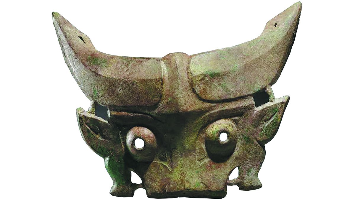 Un adorno de bronce con la cara de un animal, desenterrado en el sitio de Jiuwutou. PARA USO DE CHINA DAILY