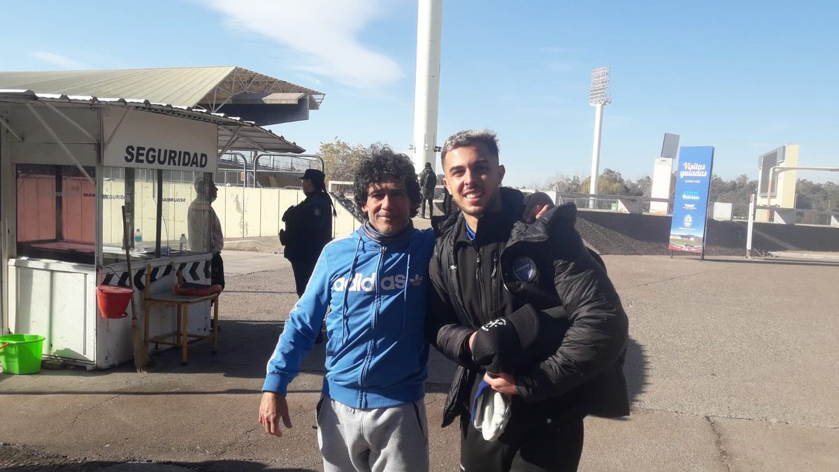 Martín Ojeda se sacó una foto con un hincha del Tomba.