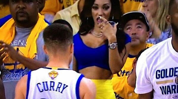 Quién es la modelo que sedujo a Curry en plena final