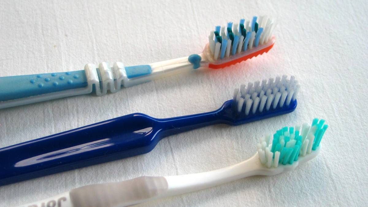 4 potentes trucos caseros para desinfectar los cepillos de dientes