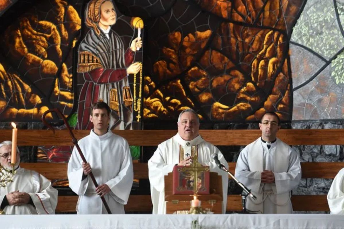 El arzobispo de Mendoza, monseñor Marcelo Daniel Colombo (centro) en el Santuario de la Virgen de Lourdes. El arzobispo de Mendoza, monseñor Marcelo Daniel Colombo (centro) en el Santuario de la Virgen de Lourdes.