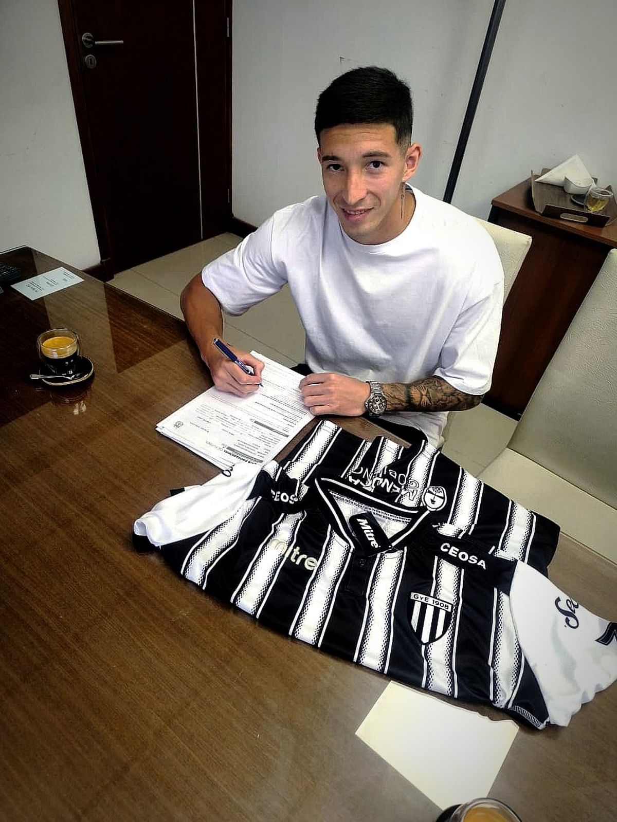 Luciano Paredes en el momento de estampar la firma con Gimnasia y Egrima.