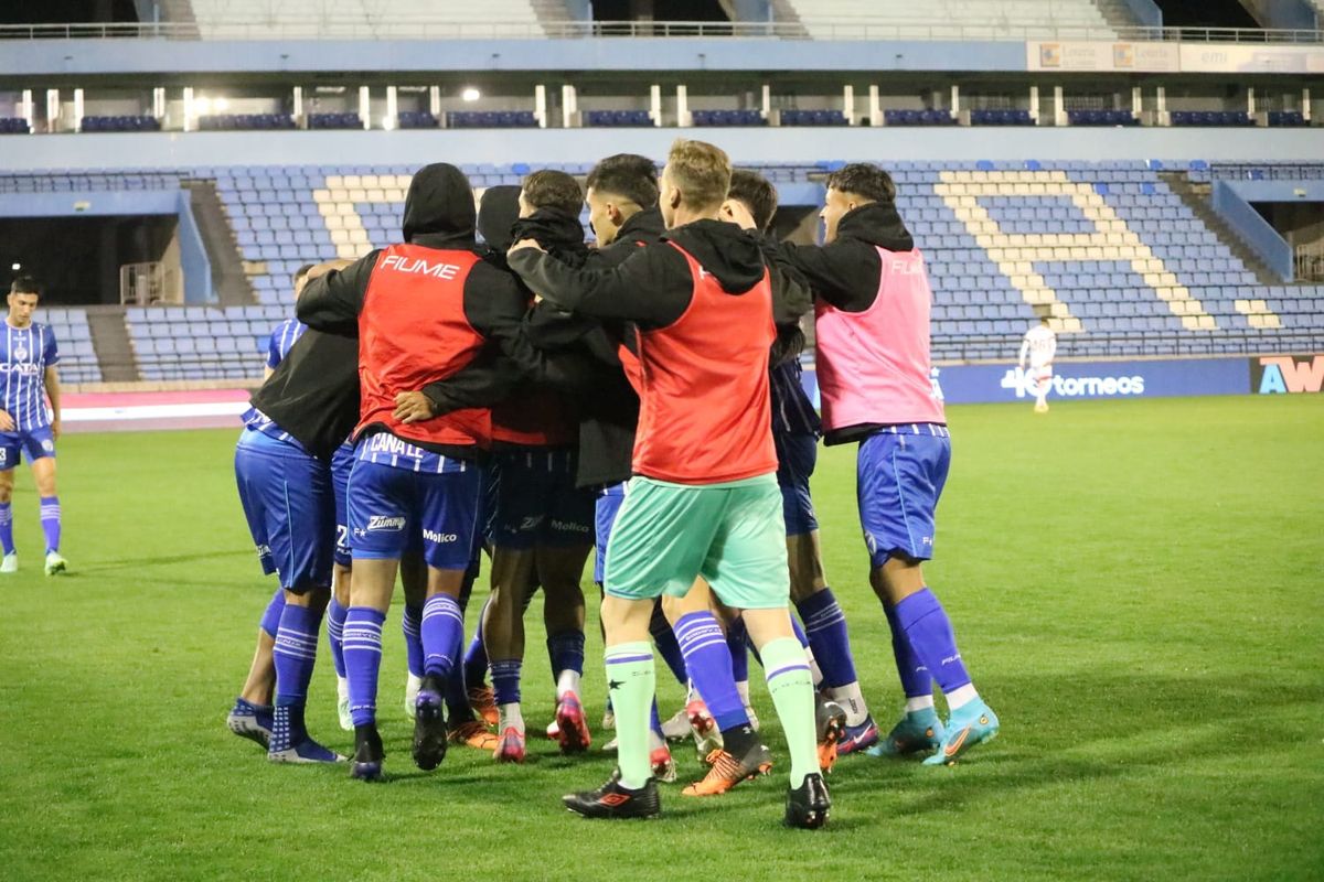 Los jugadores del Tomba festejaron la clasificación a una nueva instancia de la Copa Argentina.