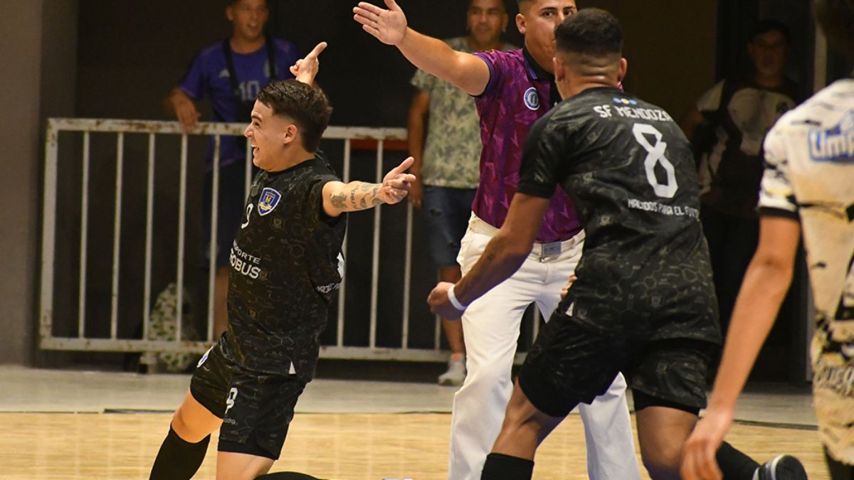 Gol de Don Orione, y el Santo comenzó a acariciar un campeonato luego de 13 años. Gol de Don Orione, y el Santo comenzó a acariciar un campeonato luego de 13 años.