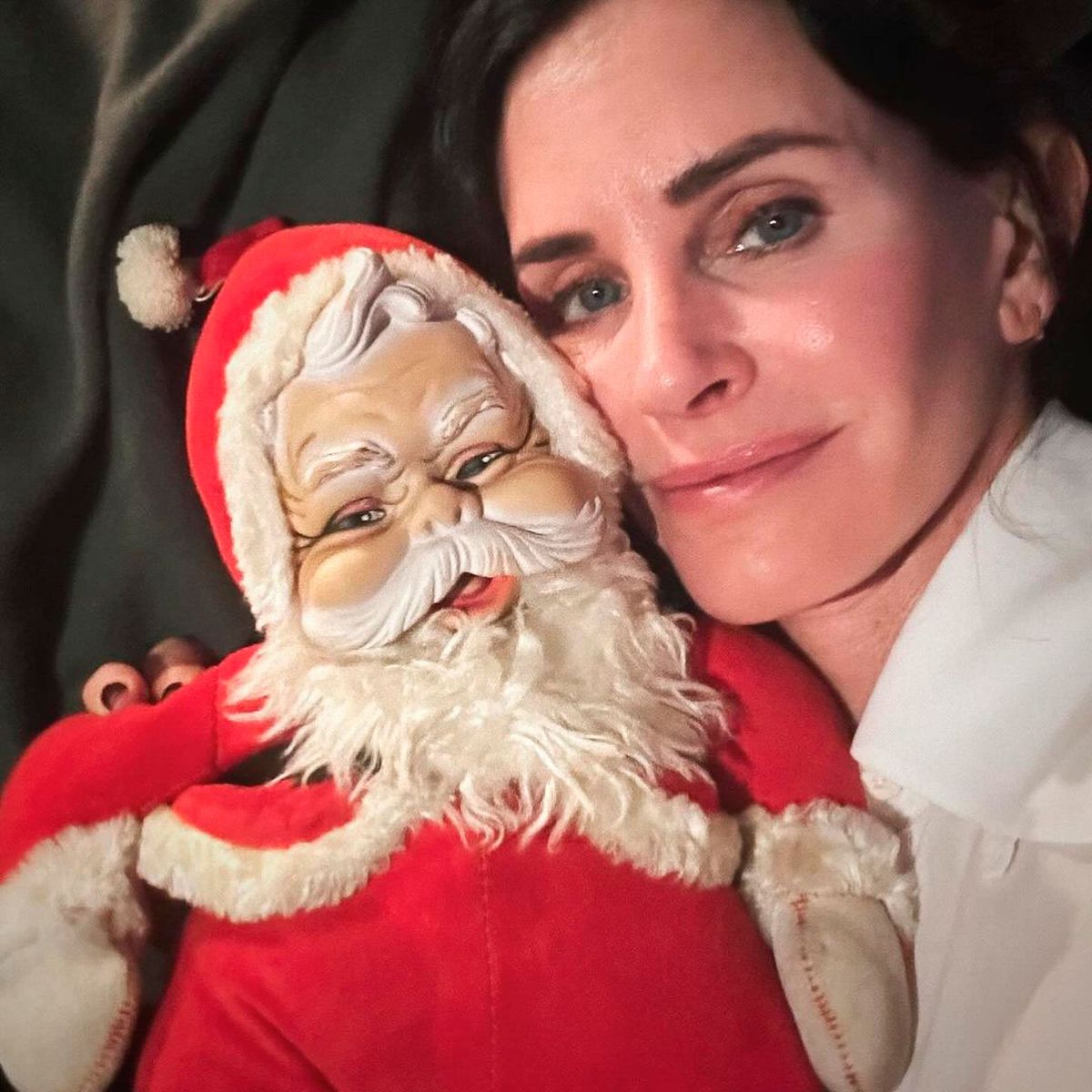 La actriz, modelo y productora Courteney Cox tiene 59 años y nació el 15 de junio de 1964 en Alabama. La actriz, modelo y productora Courteney Cox tiene 59 años y nació el 15 de junio de 1964 en Alabama.