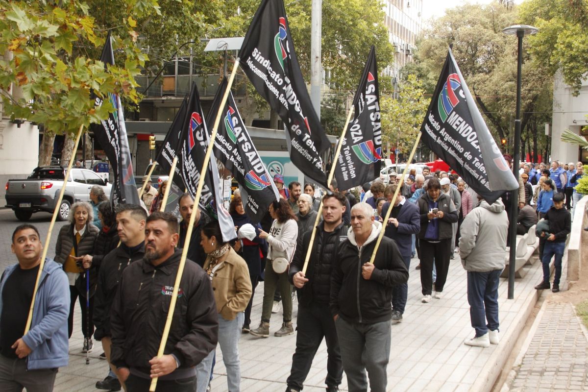 La marcha de los jubilados fue acompañada por sindicatos. La marcha de los jubilados fue acompañada por sindicatos.