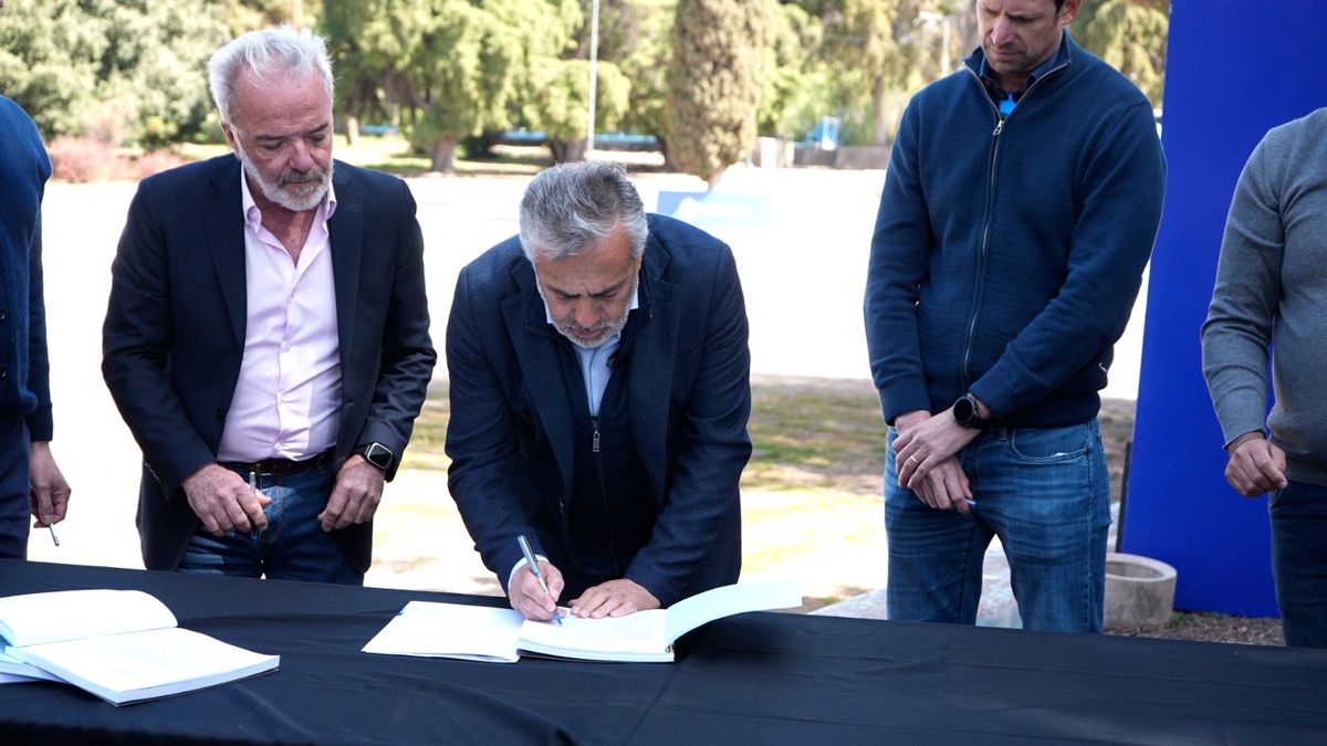 Humberto Mingorance, titular de AYSAM, junto al gobernador Alfredo Cornejo. Humberto Mingorance, titular de AYSAM, junto al gobernador Alfredo Cornejo.