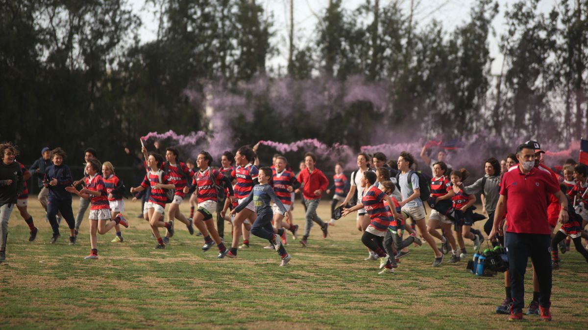 Los más chicos invadieron la cancha para celebrar.