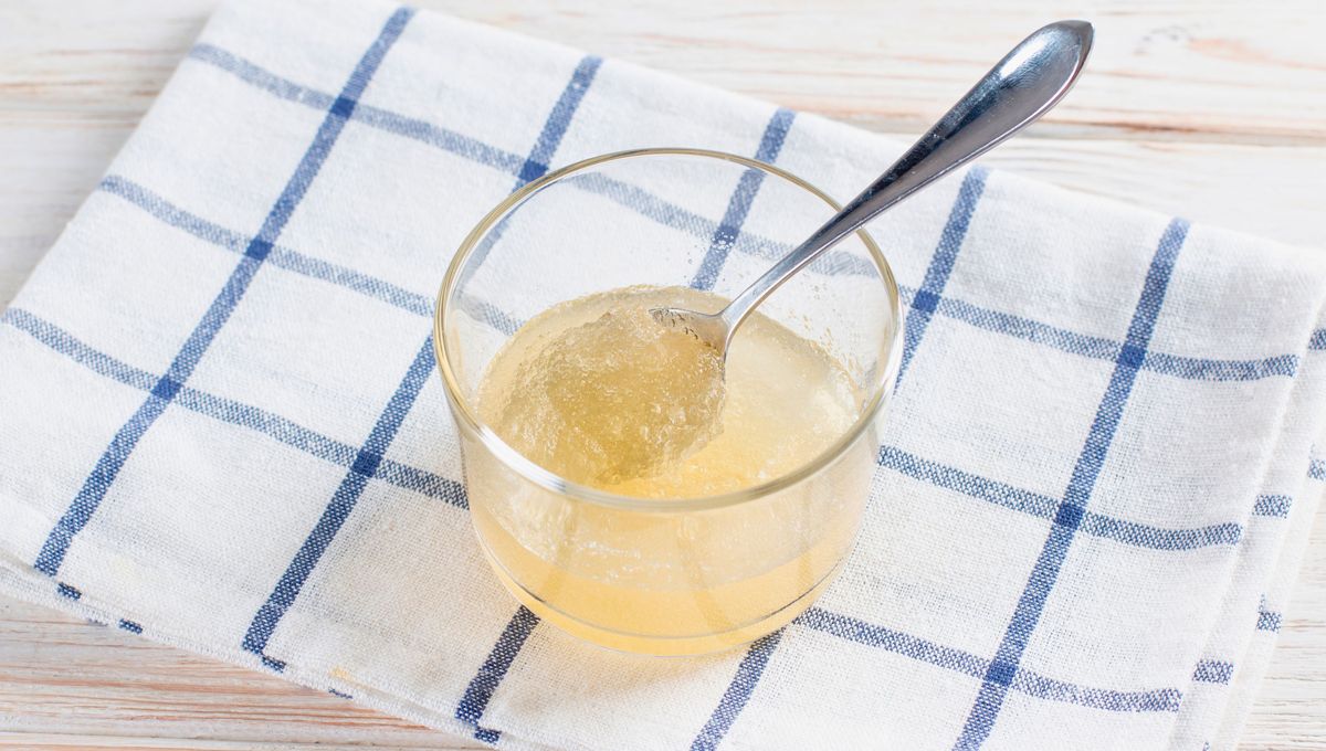 El colágeno, por lo general, está presente en las pieles del pollo, el cerdo, el pescado y la vaca. El colágeno, por lo general, está presente en las pieles del pollo, el cerdo, el pescado y la vaca.