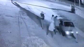 Video: se le paró el auto y sufrió un ataque piraña