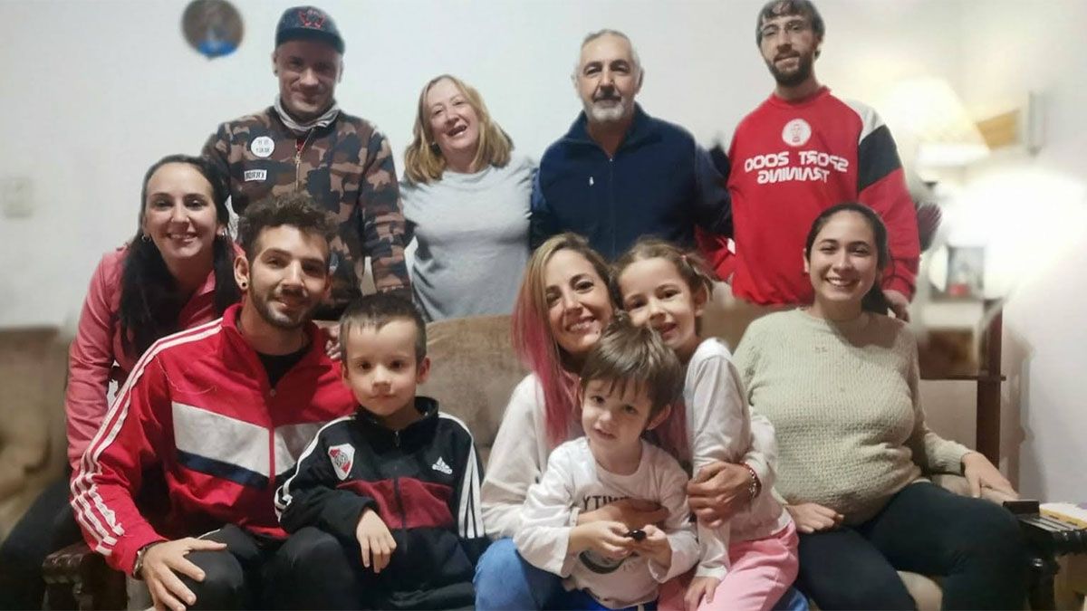 Martín Zuquetti posa sonriente con su linda familia.