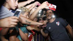 River llegó a Mendoza: colorido y multitudinario recibimiento para el campeón de América
